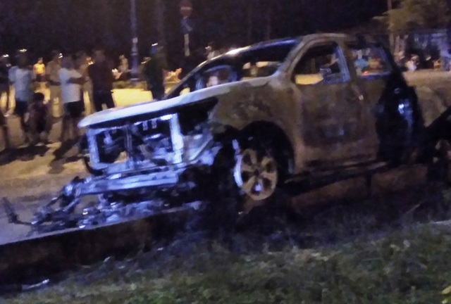  Xe bán tải kéo lê xe máy rồi bốc cháy trơ khung khi chạy trốn cảnh sát