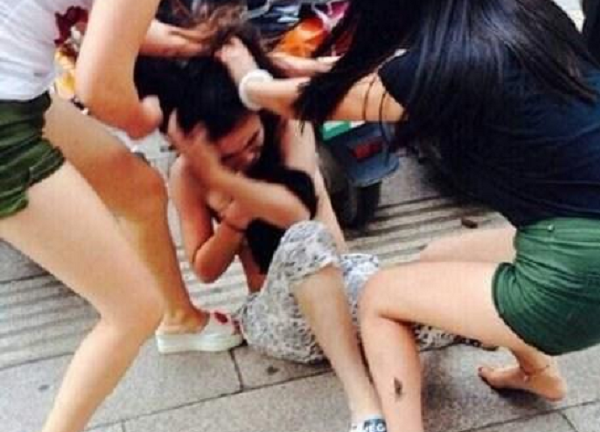 Nghi chồng ngoại tình, vợ rủ 2 chị em gái cắt tóc, xé quần áo 