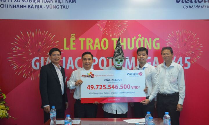 Khách hàng Vietlott lĩnh thưởng gần 50 tỷ, làm từ thiện 100 triệu đồng