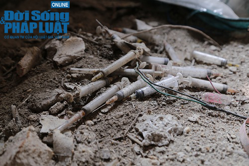 Kim tiêm nằm ngổn ngang trong biệt thự tiền tỉ