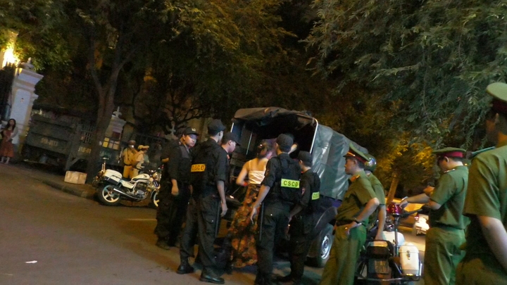 Đột kích 3 quán bar, phát hiện hàng chục dân chơi nghi sử dụng ma túy