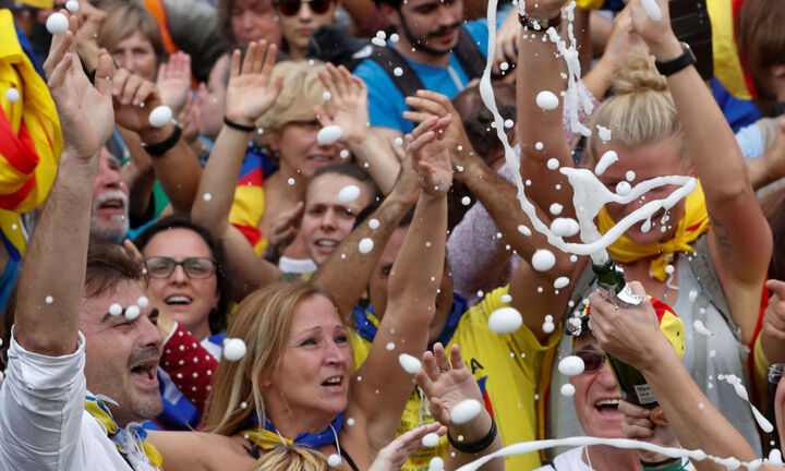 Tây Ban Nha khủng hoảng khi Catalan tuyên bố độc lập