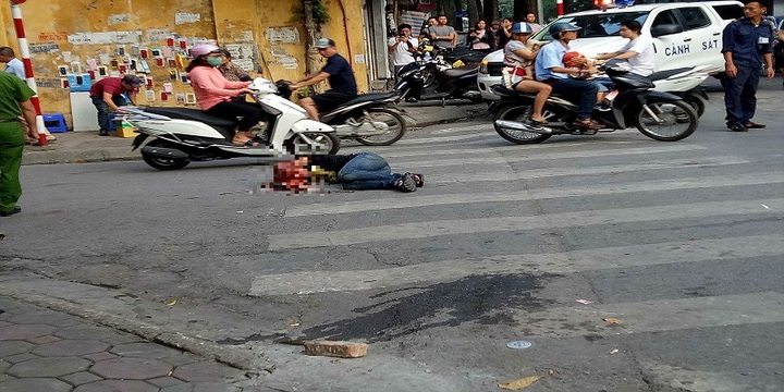 Nhóm côn đồ đánh gục nam thanh niên trên phố Hà Nội