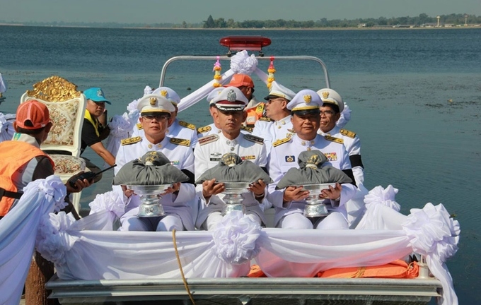 Thái Lan thả tro gỗ đàn hương xuống sông, tưởng nhớ cố vương Bhumibol Adulyadej