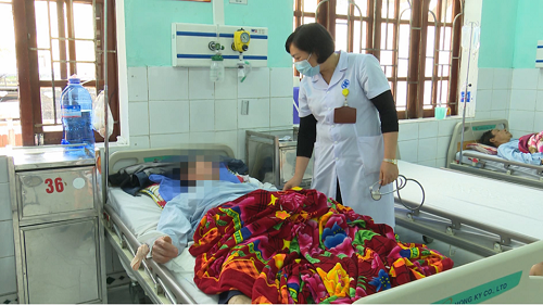 Đang ăn cỗ ở Thái Bình, 7 gục ngay tại bàn, hôn mê