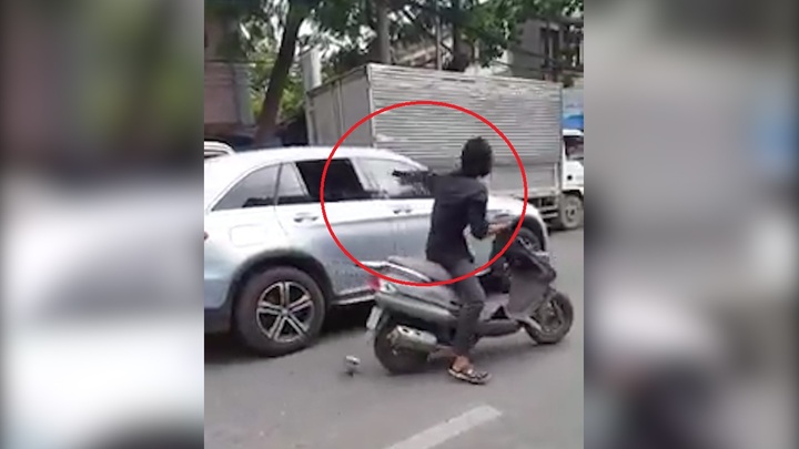 Đối tượng chém kính chiếu hậu của hàng loạt ô tô bị xử lý thế nào?