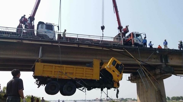 Mất lái, xe tải 11 tấn 