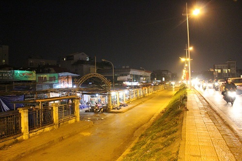 Vỉa hè quận Tây Hồ đã thông thoáng, người dân vô tư đi dạo