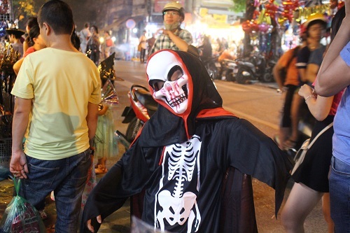 Không khí lễ hội Halloween 2017  trên các con phố Hà Nội