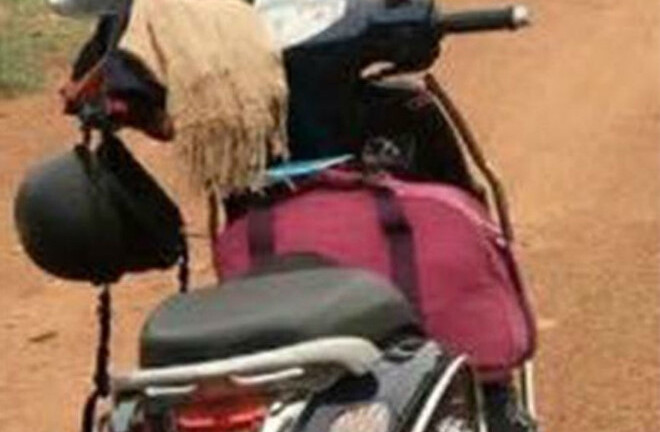 Truy xét nhóm thanh niên dùng roi điện đe dọa, cướp xe máy