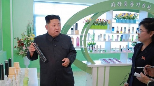 Ông Kim Jong-Un đưa vợ đến thăm nhà máy mỹ phẩm