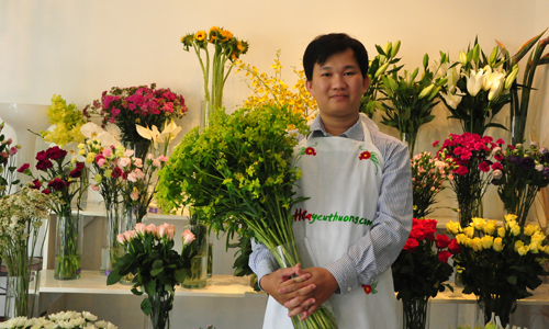 Hai lần khởi nghiệp thất bại, chàng kỹ sư IT kiếm 900 triệu mỗi tháng nhờ bán hoa tươi