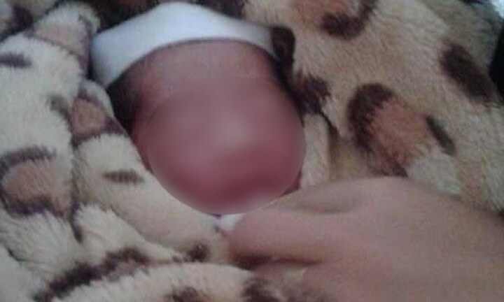 Bé gái sơ sinh còn nguyên dây rốn bị bỏ rơi trước cửa nhà văn hóa