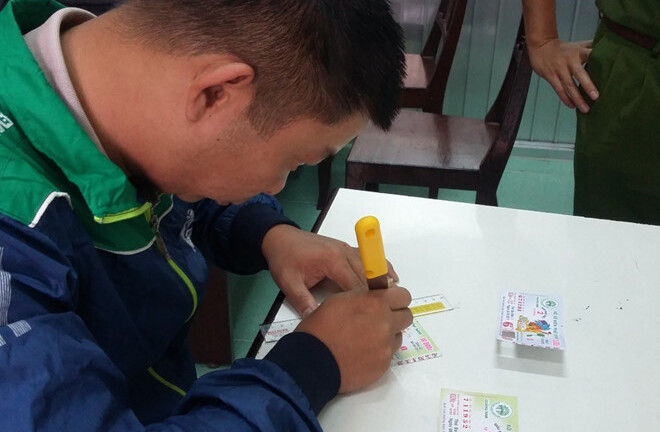 Gã thợ sơn cắt dán,