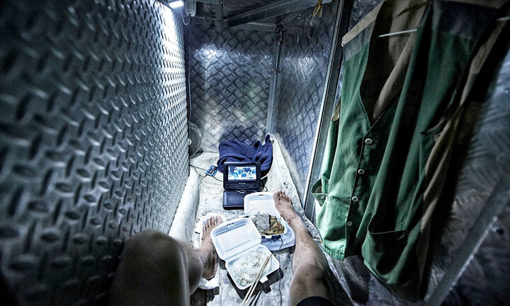 Giá bất động sản đắt đỏ, người Hồng Kông rủ nhau sống trong nhà tí hon