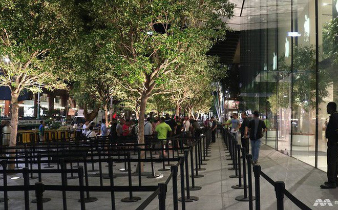 Apple Store 'bất lực' giải tán đám đông người Việt chờ mua iPhone X