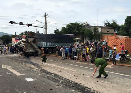 Xe bồn mất phanh đâm hàng loạt xe chờ đèn đỏ, 1 người chết, 3 người bị thương