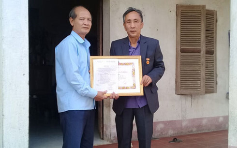 Tử tù oan Hàn Đức Long nhận huy hiệu 30 năm tuổi Đảng