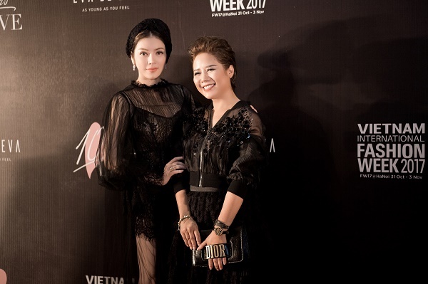 Lý Nhã Kỳ diện váy ren xuyên thấu