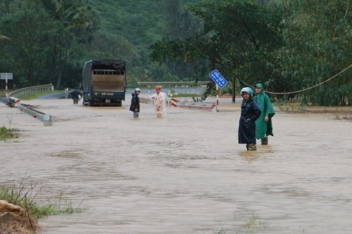 Bão số 12 đổ bộ vào Đắk Lắk, hàng trăm ô tô kẹt cứng trên quốc lộ