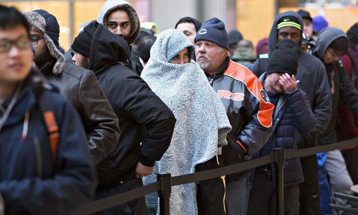 Bất chấp giá lạnh, tín đồ Apple vẫn xếp hàng chờ mua iPhone X