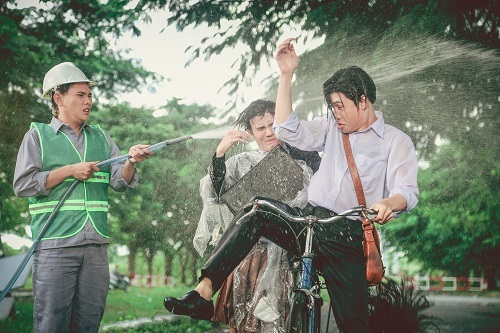 Huỳnh Lập tung loạt ảnh hậu trường mừng “Em gái mưa” đạt gần 12 triệu view