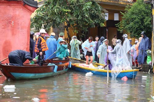Hội An kêu gọi người dân di dời khẩn cấp giữa đêm