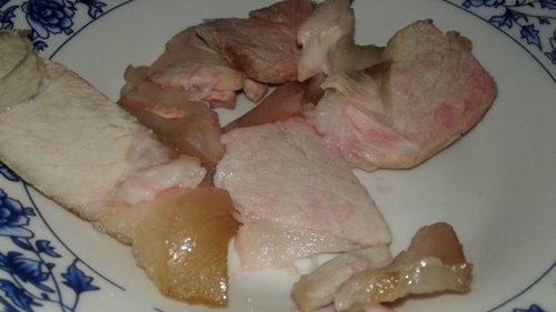 Tá hỏa thịt heo luộc chín để qua đêm chuyển màu hồng, bốc mùi hôi thối