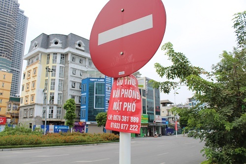 Bất chấp lệnh cấm, quảng cáo rao vặt vẫn nhan nhản khắp phố phường Hà Nội