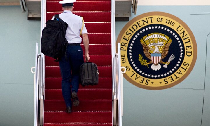 Tại sao chiếc cặp đen luôn đồng hành cùng tổng thống Mỹ trong các chuyến công du?