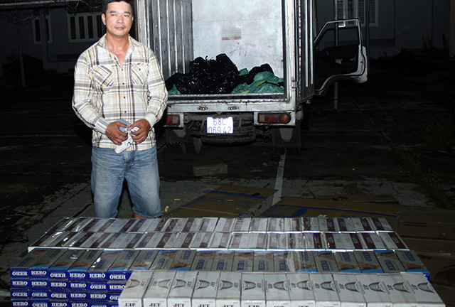 Phát hiện hơn 7000 bao thuốc lá ngoại trong xe tải chở trái cây
