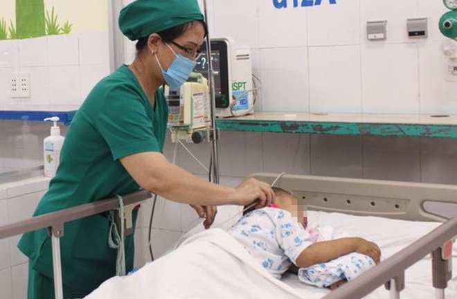 Mổ xuyên đêm cứu bé 2 tuổi bị xe tải tông chấn thương sọ não