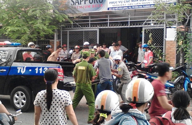 Điều tra vụ chồng đâm gục vợ trong quán ăn rồi tự sát