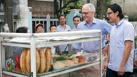 Thủ tướng Australia thưởng thức bánh mì quán vỉa hè Đà Nẵng
