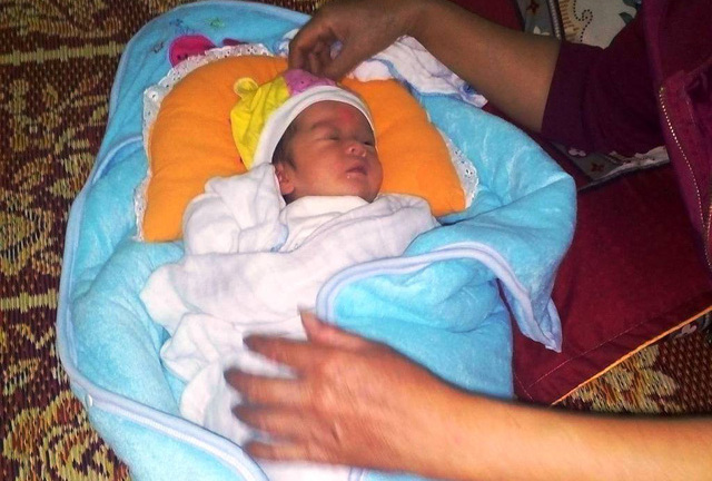 Mẹ bỏ con gái sơ sinh cạnh bể nước, viết thư nhờ nuôi hộ