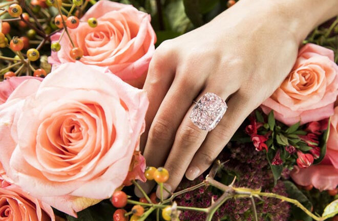 Viên kim cương hồng lớn nhất thế giới sắp bán đấu giá tại Thụy Sỹ có gì đặc biệt?