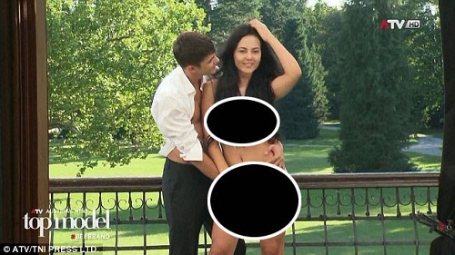 Thí sinh Next Top Model Áo bật khóc trước thử thách chụp hình khỏa thân ngoài trời