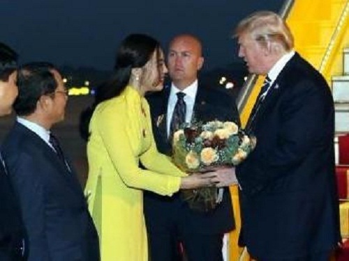 Chân dung nữ sinh xinh đẹp, giỏi 2 ngoại ngữ tặng hoa cho Tổng thống Donald Trump