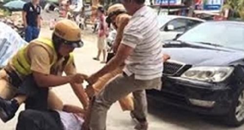 Vi phạm giao thông, tài xế ô tô lao vào tấn công CSGT