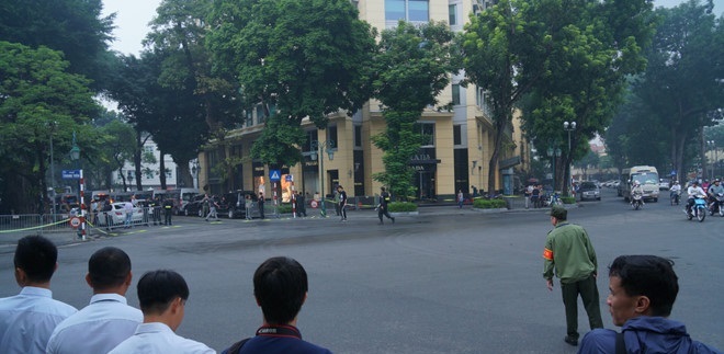 Ông Donald Trump vẫy chào người dân Hà Nội