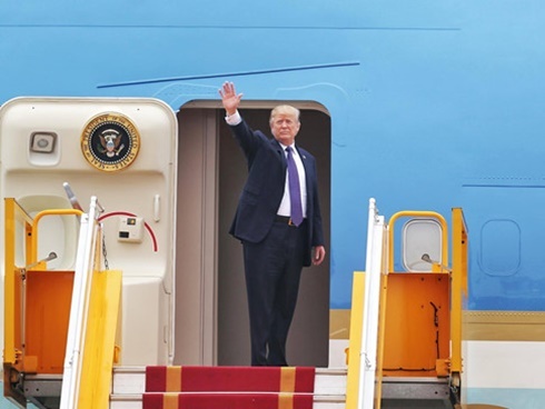 Tổng thống Mỹ Donald Trump rời Việt Nam
