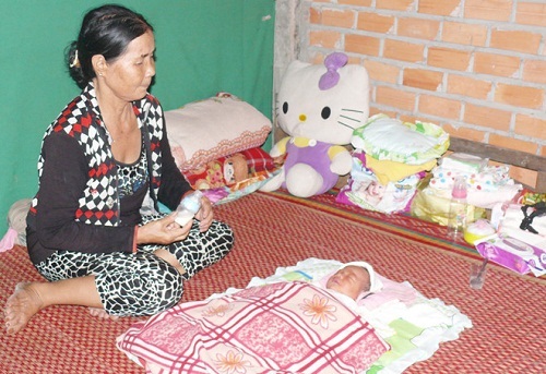 Phát hiện bé trai sơ sinh chưa cắt dây rốn bị bỏ rơi trong bụi cỏ