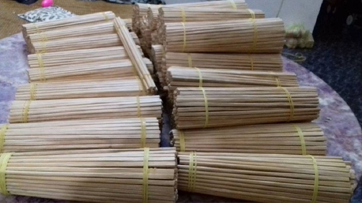 Kiếm hơn chục triệu đồng mỗi tháng nhờ làm đũa từ thân cau 