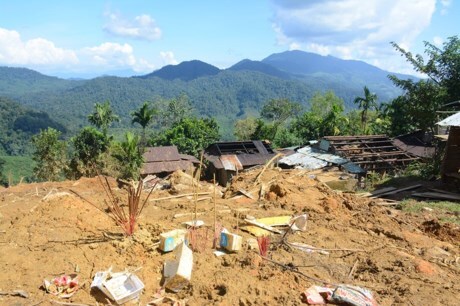 Hoang tàn sau lở núi, hàng trăm hộ dân bỏ làng đi tìm nơi ở mới