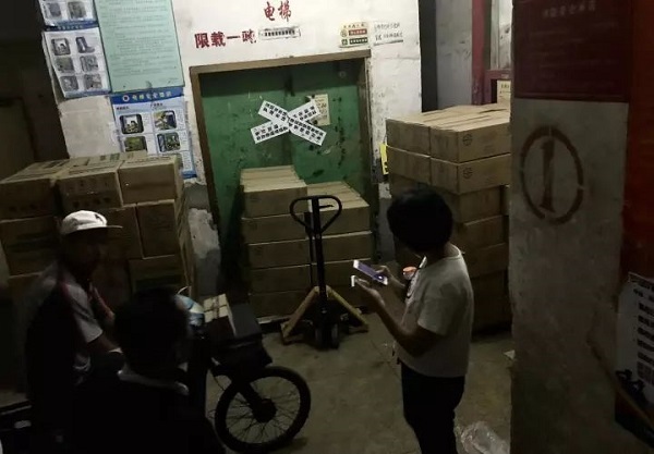 Bước vào thang máy, người đàn ông rơi thẳng xuống hố sâu 5m