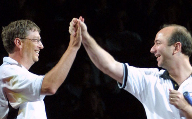 Nguyên nhân khó ngờ khiến 2 tỷ phú Bill Gates và Jeff Bezos thích thay vợ rửa bát