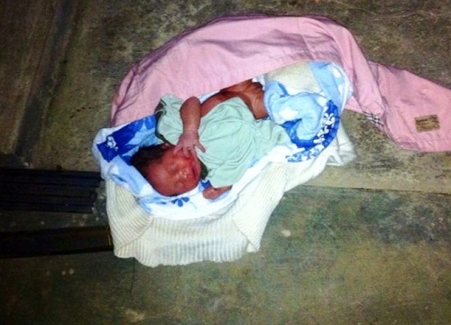 Bé trai sơ sinh còn nguyên dây rốn bị bỏ rơi trong hẻm