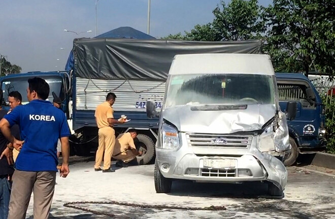 Xe ô tô chở hàng chục du khách nước ngoài bốc cháy sau tai nạn liên hoàn