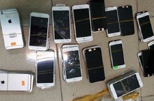 Thu giữ lô điện thoại iphone không rõ nguồn gốc ở Hà Nội