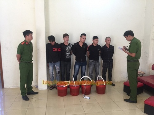 5 thanh niên xăm trổ mang dầu luyn pha mắm tôm đi… đòi nợ